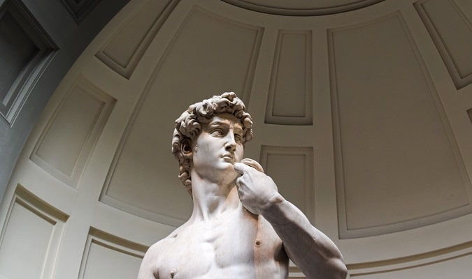 A Estátua de David de Michelangelo pode ser encontrada na Accademia.